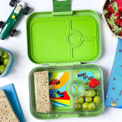 Yumbox Panino 4 Rum, Green/Race Cars