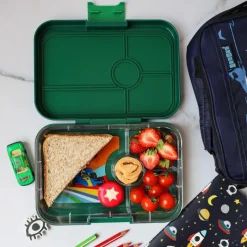 Yumbox Madpakken*Tapas 4 Rum, Green/Race Car